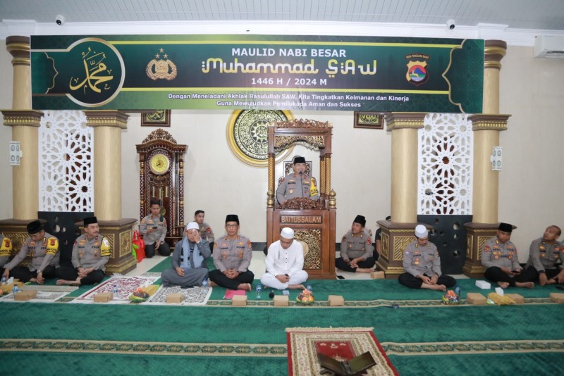 Foto Suasana Khidmat Acara Peringatan Maulid Nabi 2024 di Masjid Baitussalam Polda NTB pada Kamis (19/9/2024) (Sumber: Humas Polda NTB)